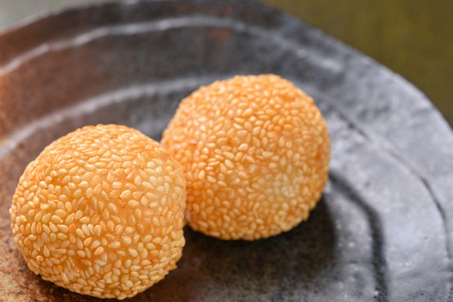 蓮の実の餡入り「揚げ胡麻団子」